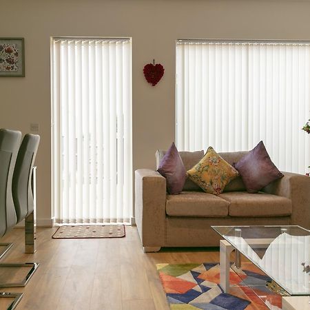 Modern & Exquisite Trumpington Townhouse With Parking & 5 Mins To Papworth Hospital Cambridge-i reptér Kültér fotó